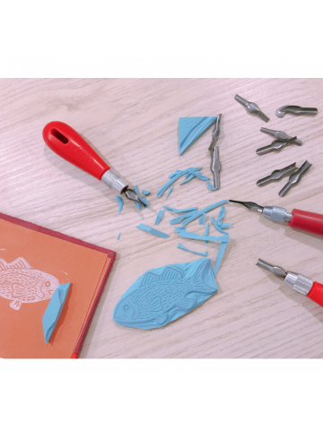 Sellos tallados a mano casi listos para estampar en nuestras creaciones