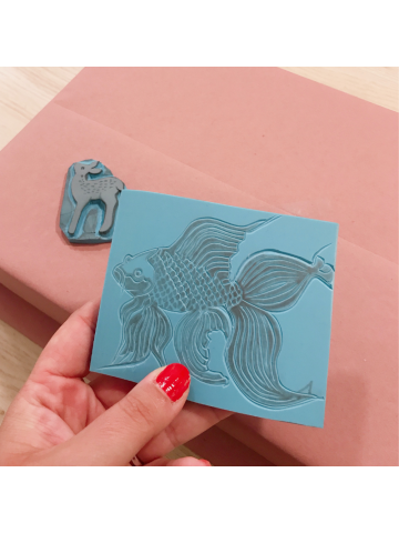 comenzando a carvar sellos para estampar un paño de cocina