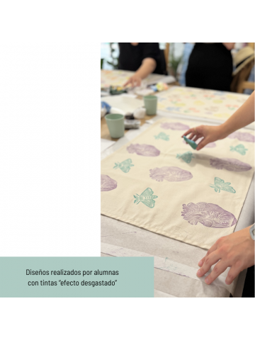 Paños de cocina / manteles de té estampados a mano por alumnas en el taller creativo de estampación textil